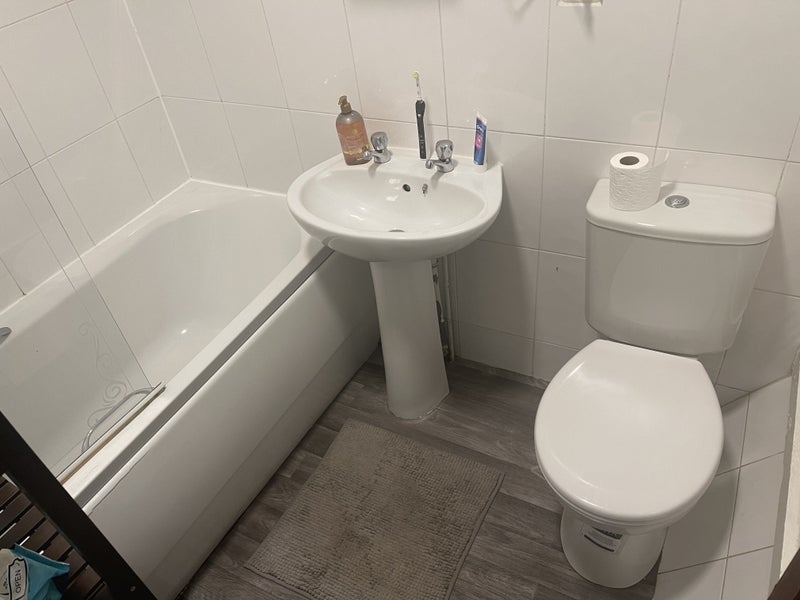 'Large Double Bedroom Didsbury Bills Included' Room to Rent from