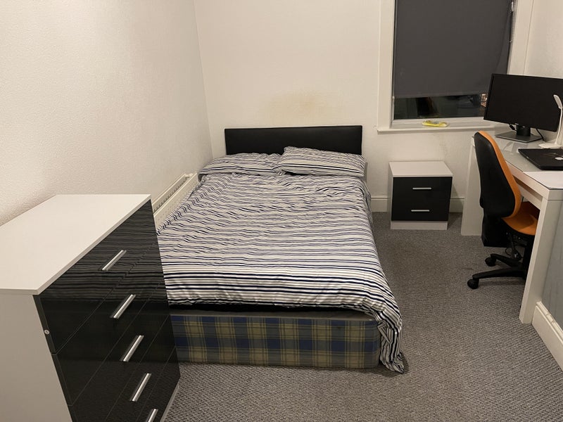 'Large Double Bedroom Didsbury Bills Included' Room to Rent from