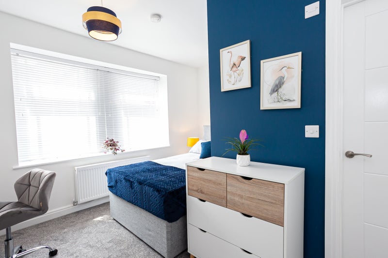 'Double Bedroom available in Oldham town centre' Room to Rent from