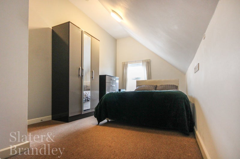 Photo 1: Room 4