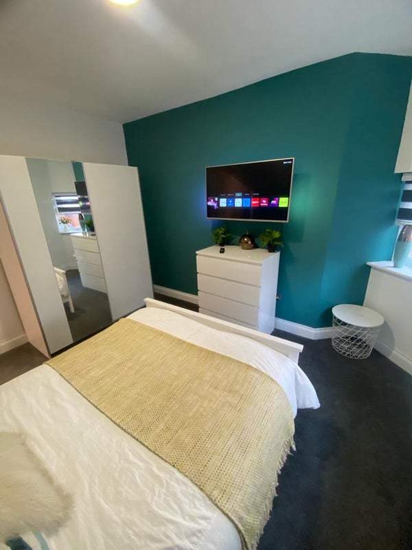 Photo 1: Large double ensuite room 
