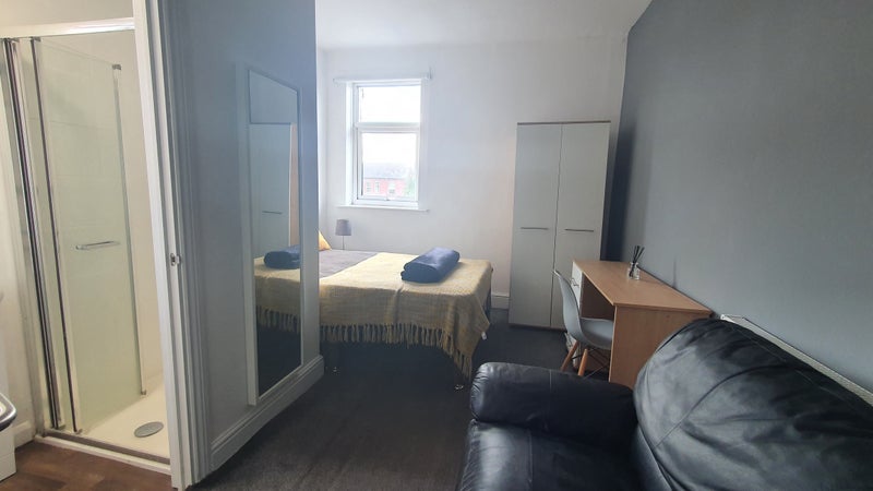 Photo 1: Bright Large En Suite Room 6