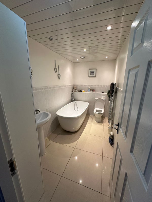 Photo 1: Private bathroom 