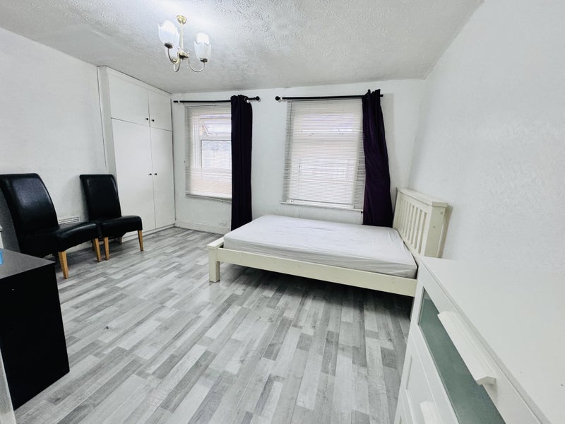 'Master/king Bedroom To Rent Upton Park E13' Room to Rent from SpareRoom