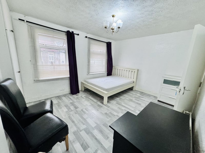 'Master/king Bedroom To Rent Upton Park E13' Room to Rent from SpareRoom