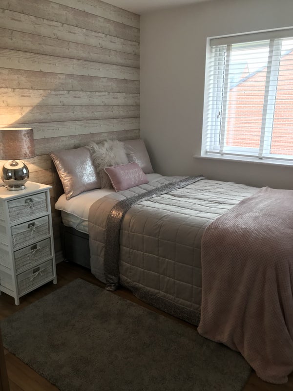 Photo 1: Bedroom 