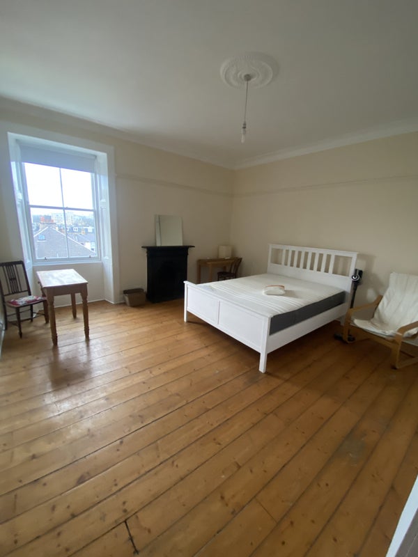 Photo 1: Large spacious double bedroom