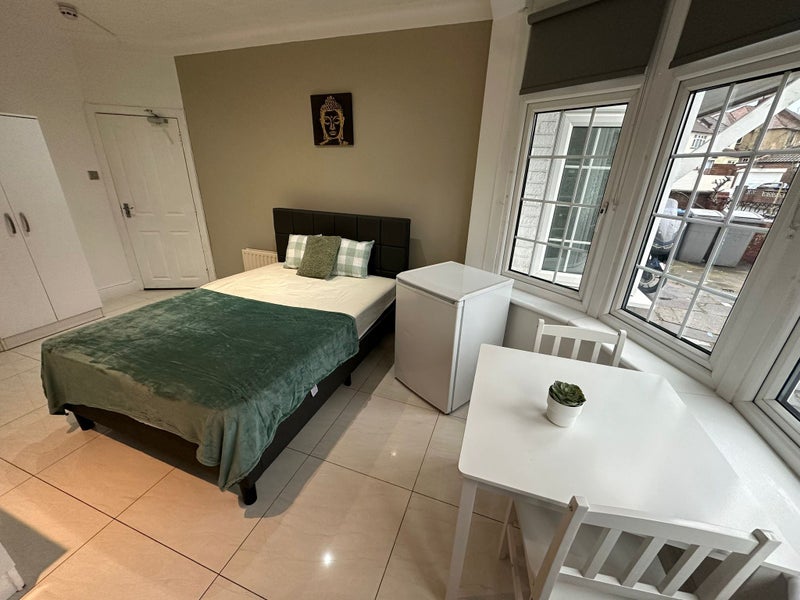 FindaFlat.co.uk Large Studio Avialble To Let Dollis Hill Now