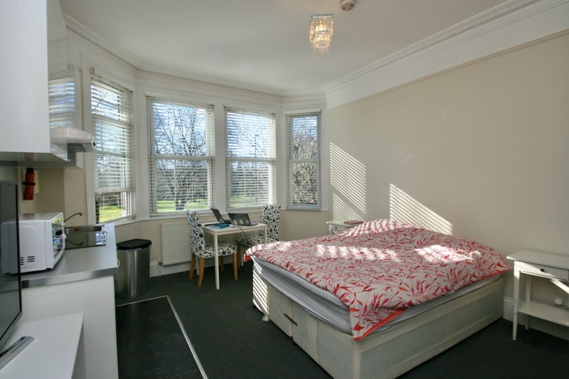 'Lovely studio overlooking Ealing Common Bills Inc.' Room to Rent from