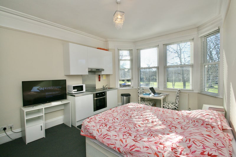 'Lovely studio overlooking Ealing Common Bills Inc.' Room to Rent from