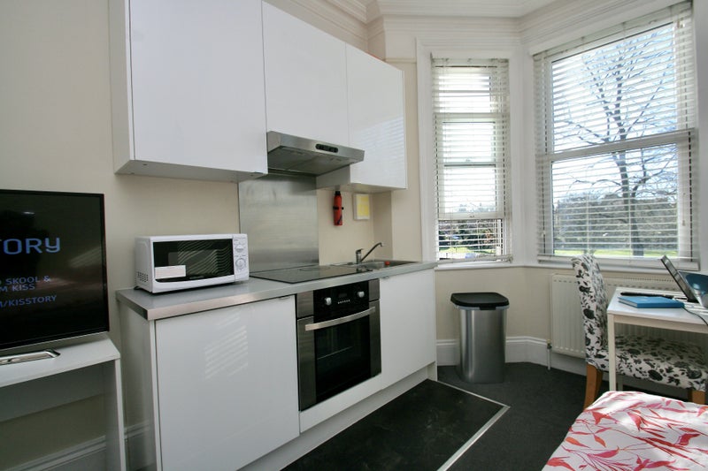 'Lovely studio overlooking Ealing Common Bills Inc.' Room to Rent from