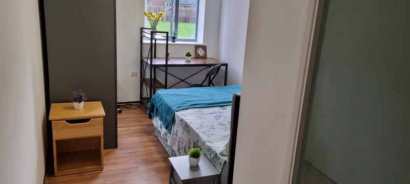 Photo 1: Double with own bathroom £920 available