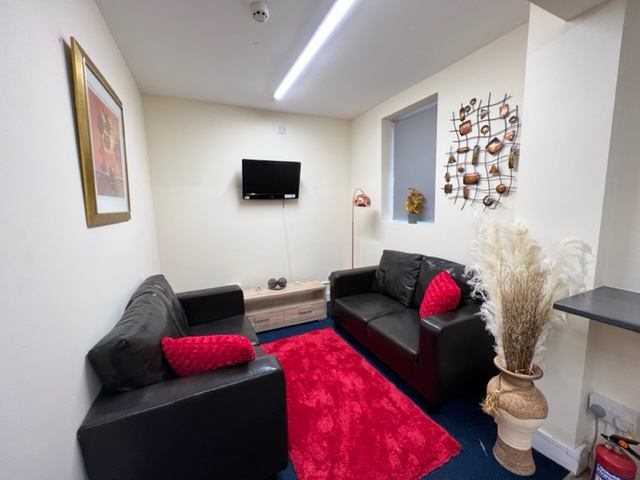 Photo 1: Lounge