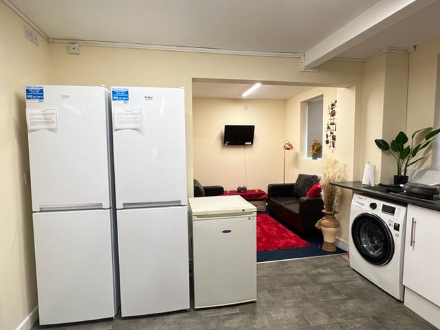 Photo 1: Open-Plan Living!