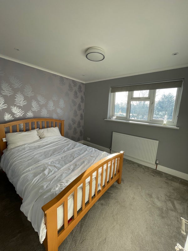 Photo 1: Spacious double bedroom 