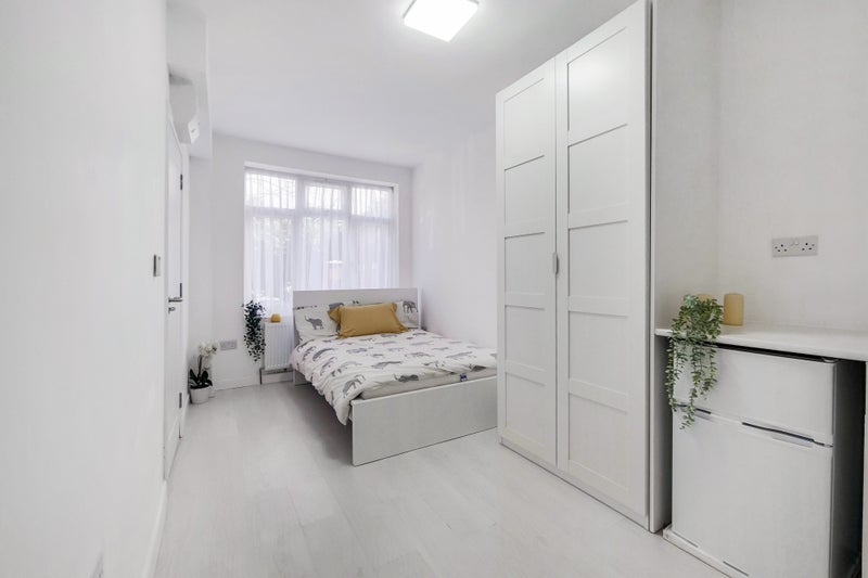 'Nice Studio Flat inc Bills. Hounslow. A+ Location' Room to Rent from