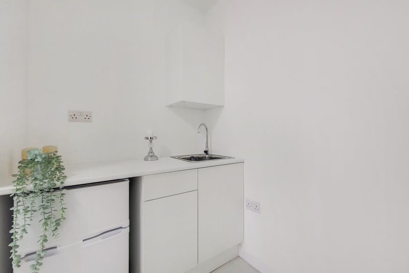 'Nice Studio Flat inc Bills. Hounslow. A+ Location' Room to Rent from