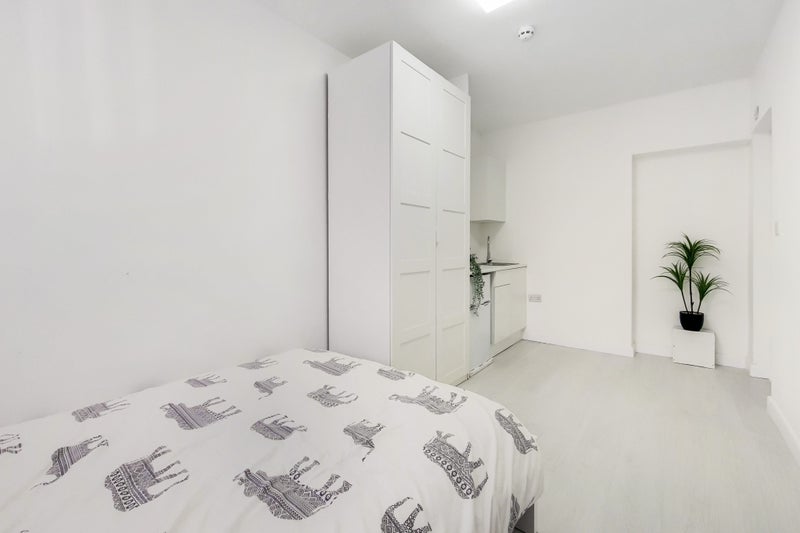 'Nice Studio Flat inc Bills. Hounslow. A+ Location' Room to Rent from