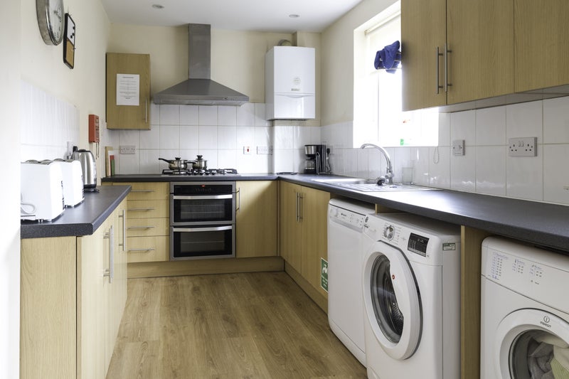 Photo 1: kitchen