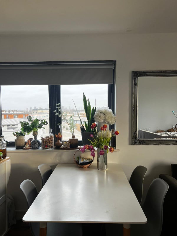 Photo 1: Dining room 