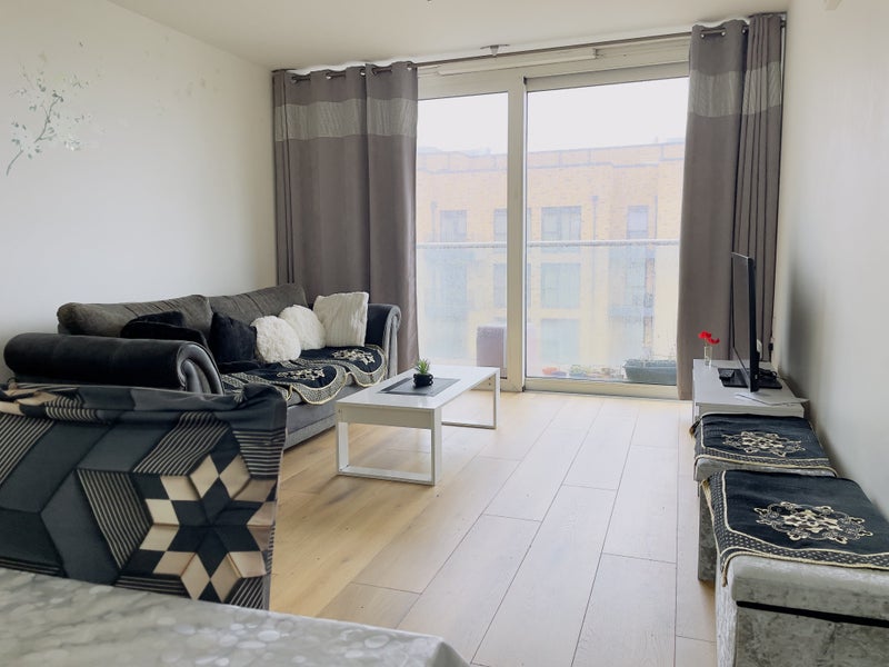 'Double Bedroom Available 2BHK flat Blenheim Centre' Room to Rent from