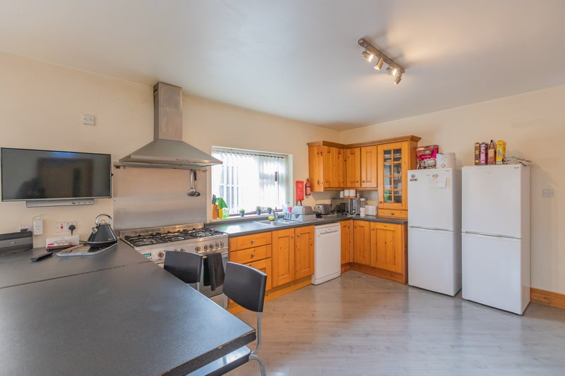 'Lovely House in Rednal Close to M5 and Longbridge' Room to Rent from