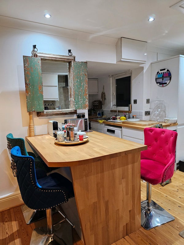 Photo 6: Breakfast bar/kitchen