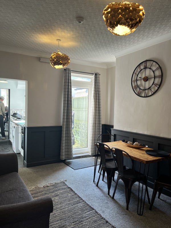 Photo 1: Dining room 