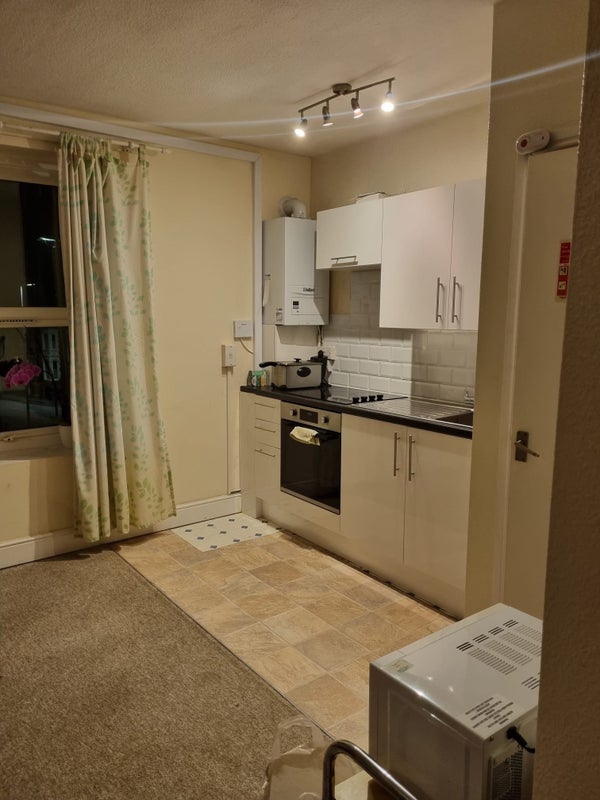 'Taunton near town centre 1 bed flat with parking ' Room to Rent from