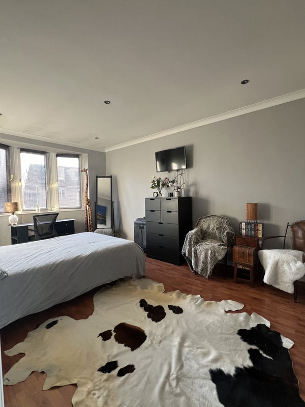 Photo 6: Room 2