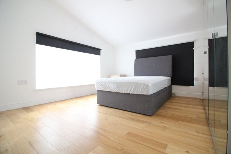 'Massive Double Room In Shared House Chertsey' Room to Rent from SpareRoom