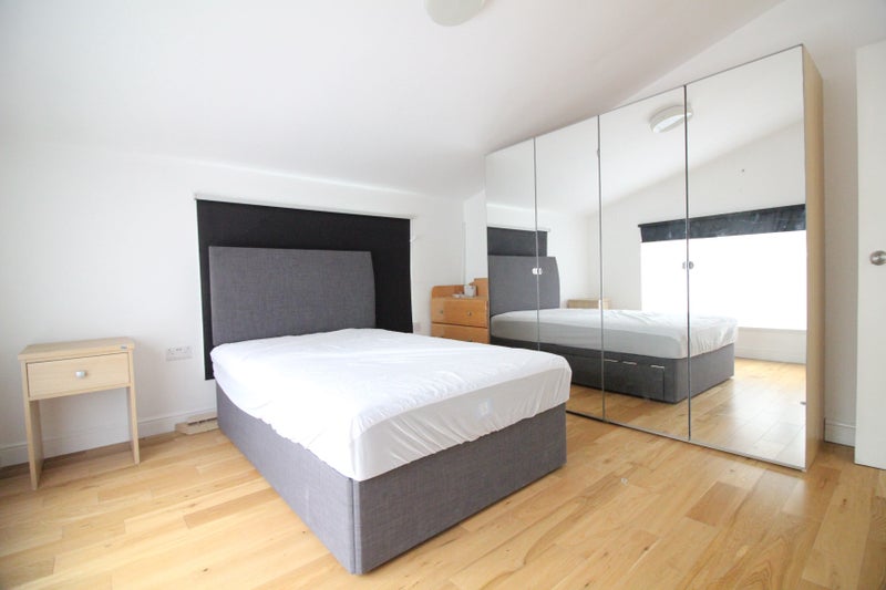 'Massive Double Room In Shared House Chertsey' Room to Rent from SpareRoom