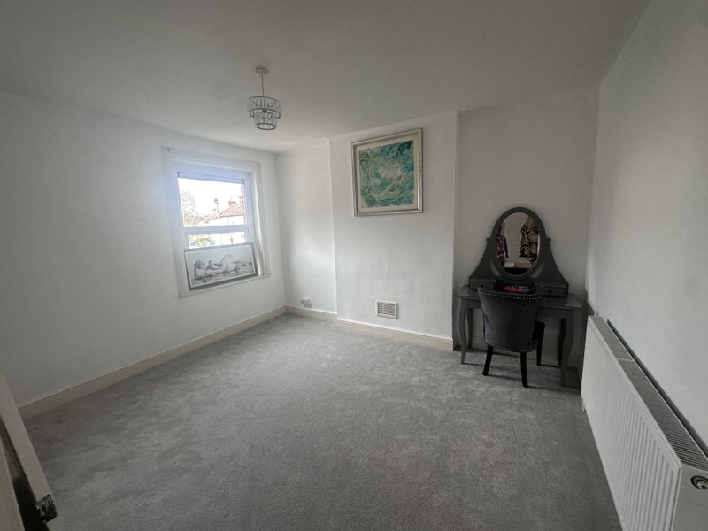 'Amazing double bedroom for rent in Aldershot' Room to Rent from SpareRoom