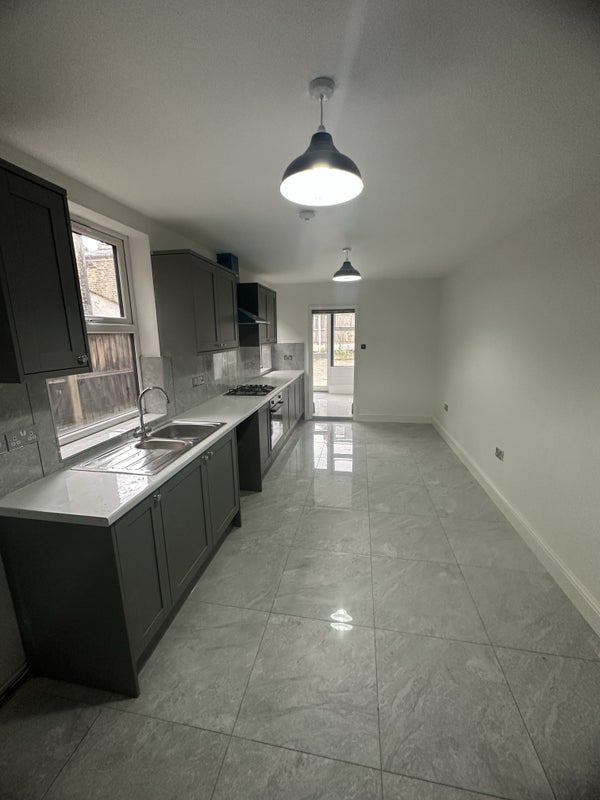 'New Double Room To Rent Close To Leyton stone ' Room to Rent from