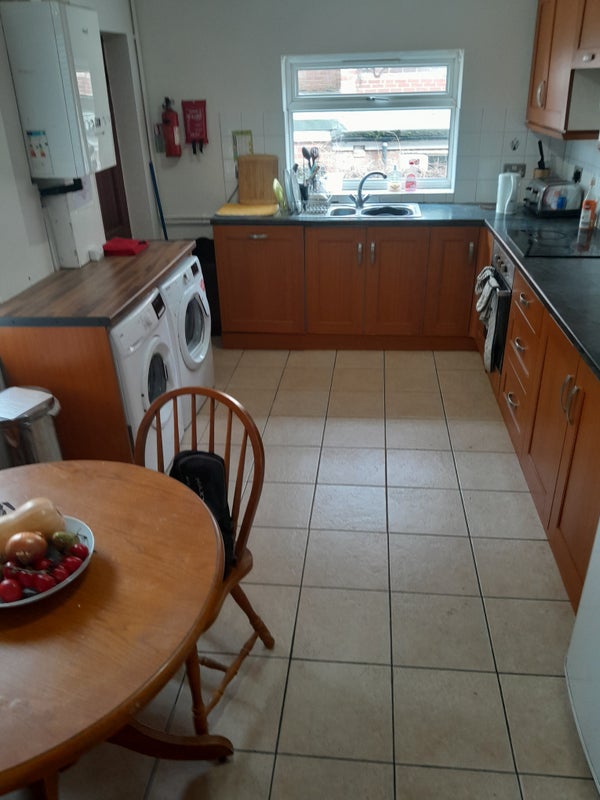 Photo 1: Kitchen/Diner
