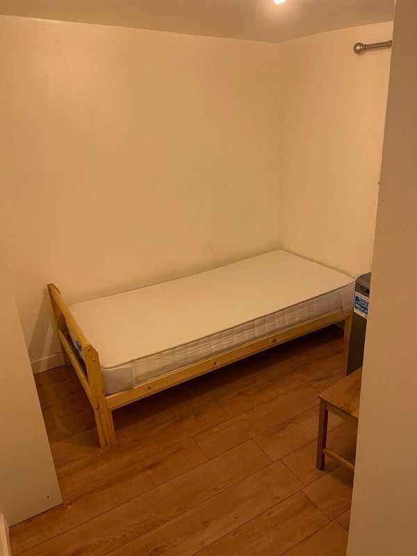 'Single room in W12' Room to Rent from SpareRoom
