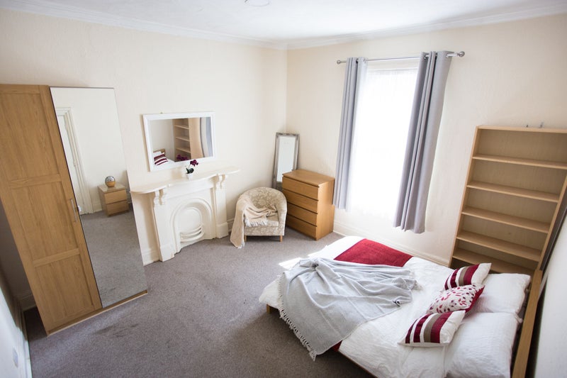 Photo 1: Double room available