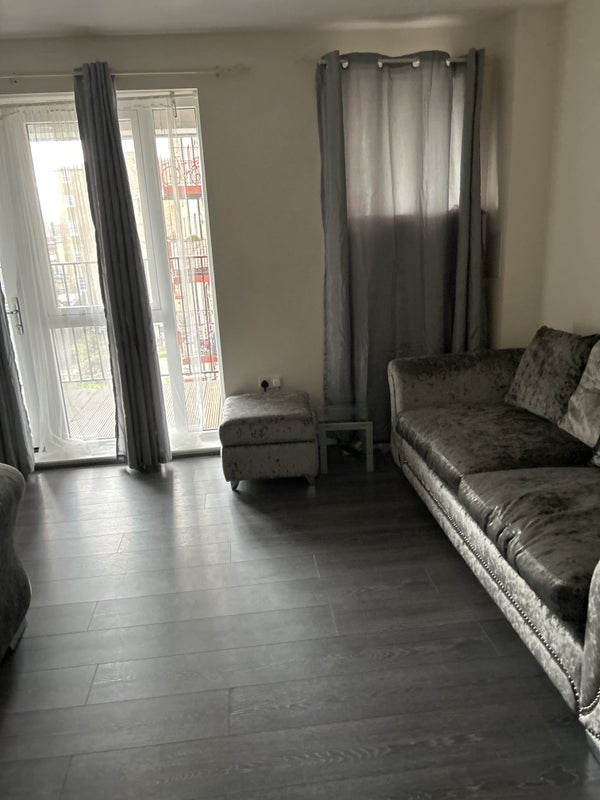 Photo 1: Living room 