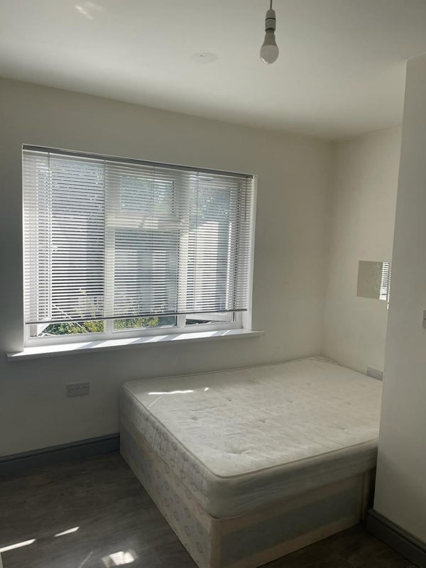 'Luxurious Studio Flat in Feltham (TW14 9NR)' Room to Rent from SpareRoom