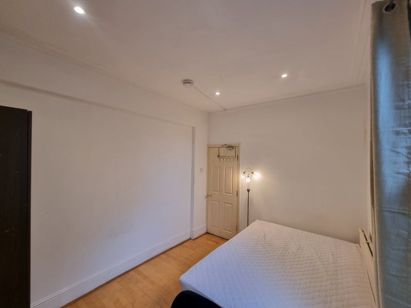 'Cosy Double Room Avail In Hammersmith' Room to Rent from SpareRoom