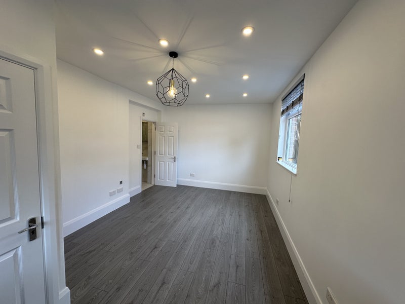 'Lovely Studio Flat' Room to Rent from SpareRoom