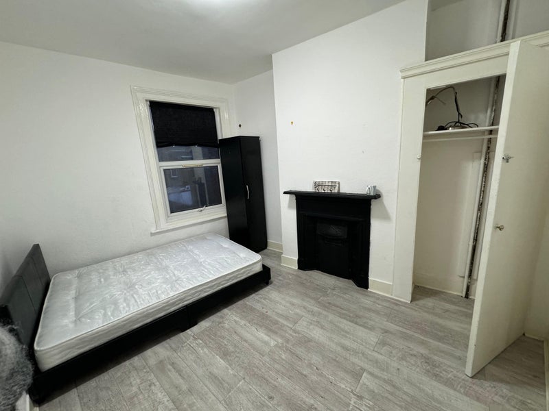 '1 double bedroom available in Leytonstone ' Room to Rent from SpareRoom