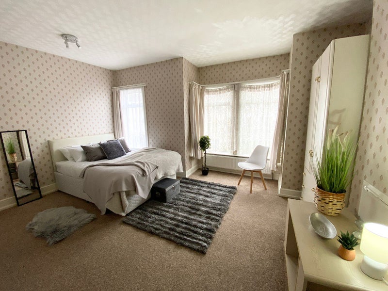 'Lovely double room in Hounslow' Room to Rent from SpareRoom