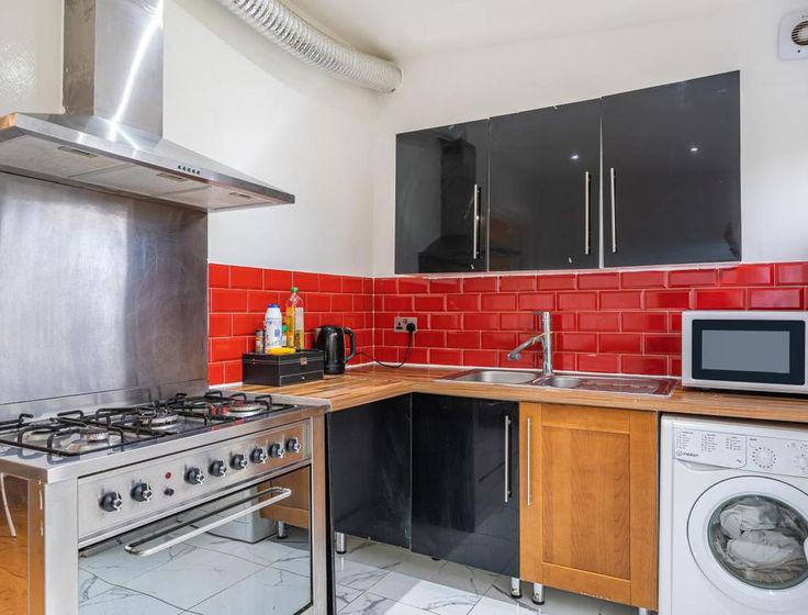 '3 bedroom House in Catford Garden & Double Garage' Room to Rent from