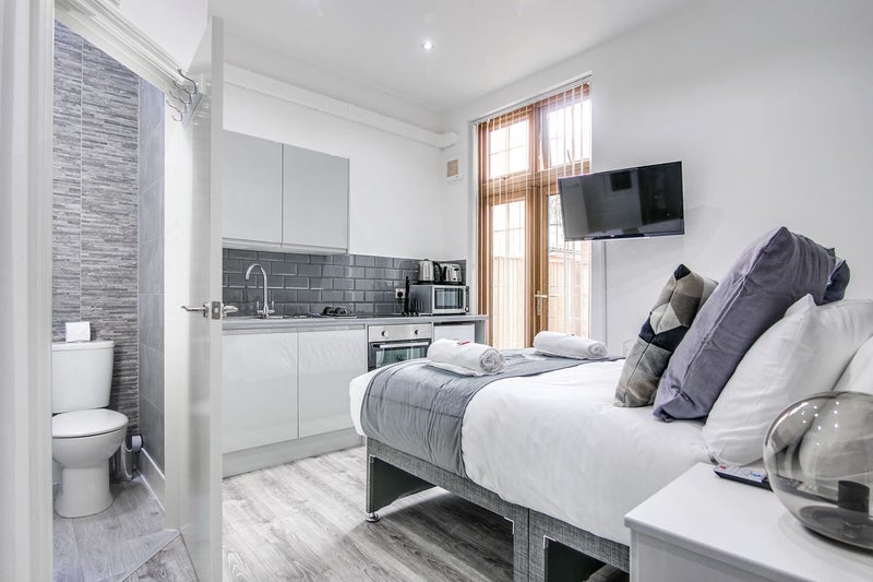 Photo 1: Ground floor studio