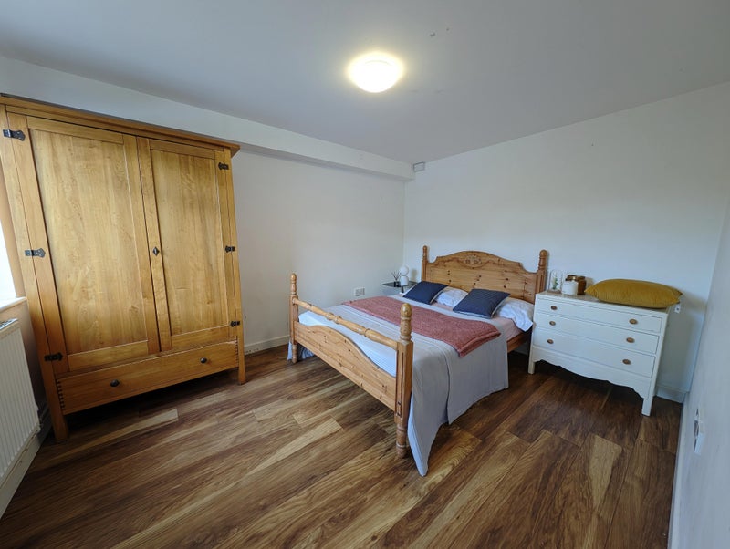 Photo 1: Spacious Double Bedroom