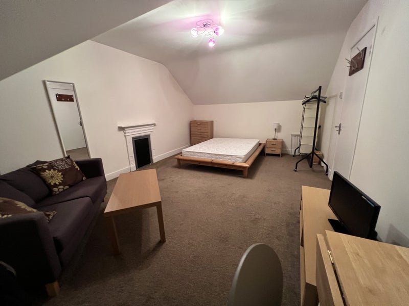 Photo 1: Bed-sitting room