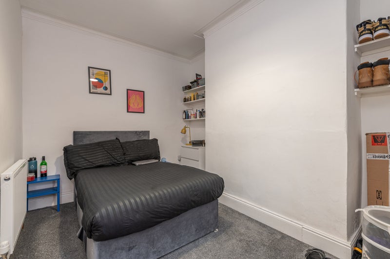 'Large room near Bramley station' Room to Rent from SpareRoom