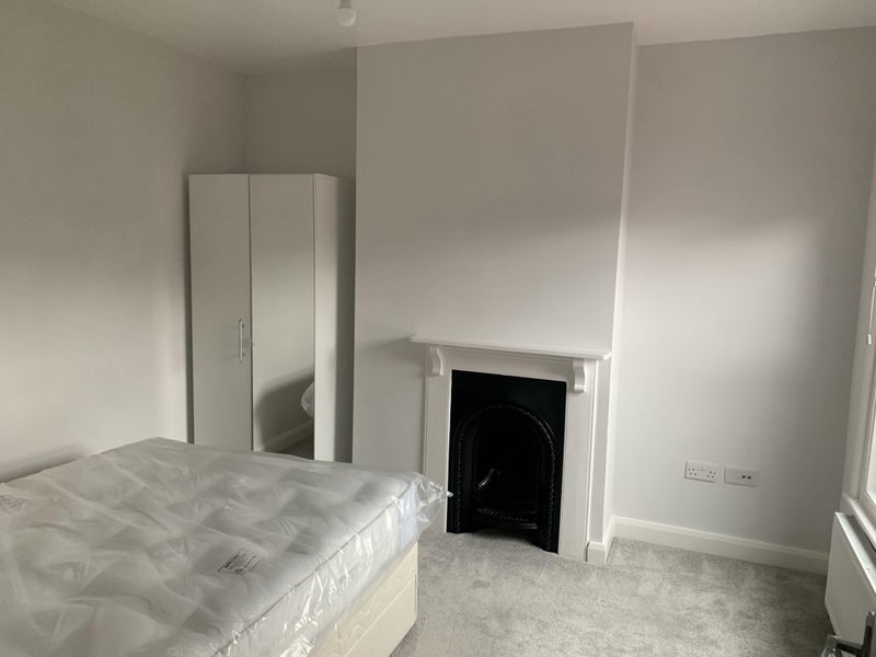 Photo 1: Room for rent