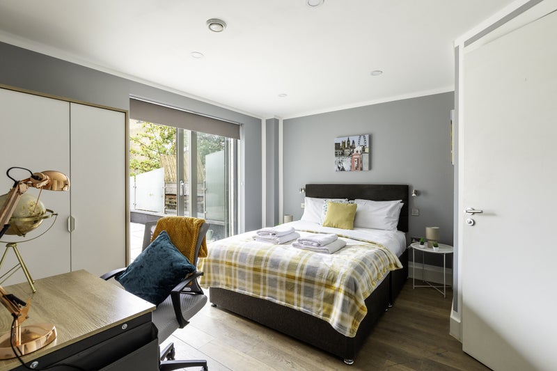 Photo 1: 4 £1,649 ENSUITE and Huge Terrace Canal View double room